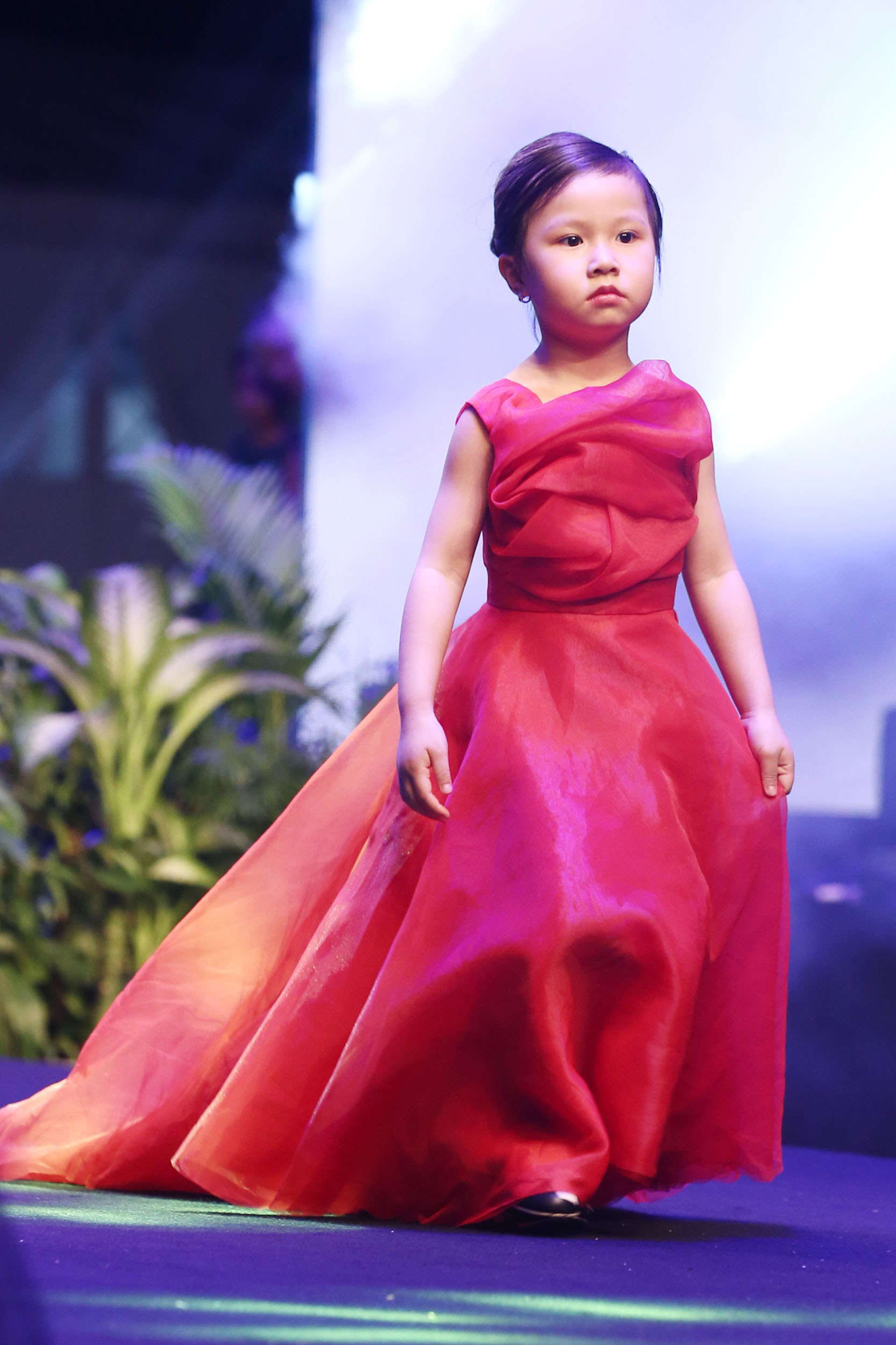 Loạt nhóc tì nhà sao Việt catwalk siêu tự tin cùng bố mẹ trên sàn diễn của Tuần lễ thời trang - Ảnh 24. Loạt nhóc tì nhà sao Việt catwalk siêu tự tin cùng bố mẹ trên sàn diễn của Tuần lễ thời trang - Ảnh 24.