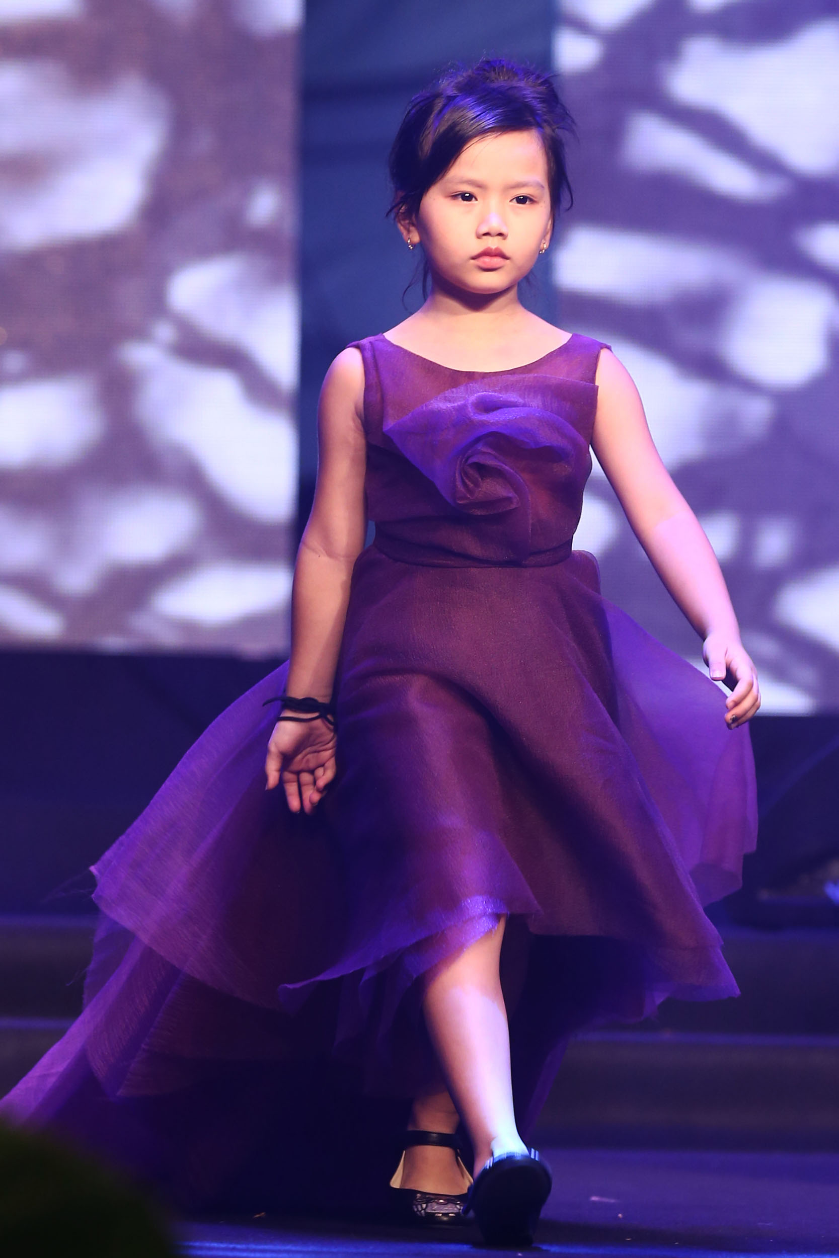 Loạt nhóc tì nhà sao Việt catwalk siêu tự tin cùng bố mẹ trên sàn diễn của Tuần lễ thời trang - Ảnh 25. Loạt nhóc tì nhà sao Việt catwalk siêu tự tin cùng bố mẹ trên sàn diễn của Tuần lễ thời trang - Ảnh 25.