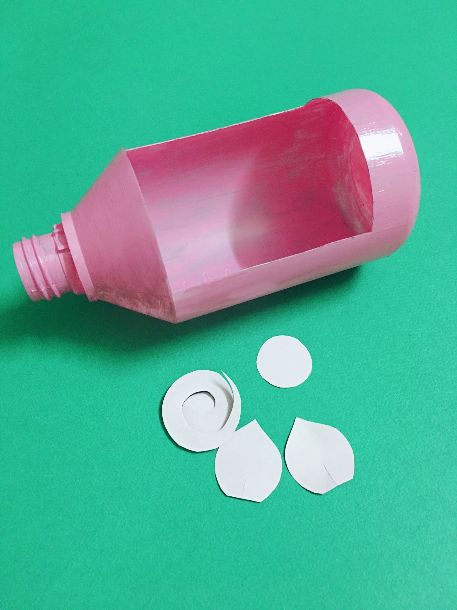 3 bước đơn giản tận dụng chai nhựa: Có ngay đèn Trung thu cho bé ngộ nghĩnh, độc đáo khiến con tự hào - Ảnh 4. 3 bước đơn giản tận dụng chai nhựa: Có ngay đèn Trung thu cho bé ngộ nghĩnh, độc đáo khiến con tự hào - Ảnh 4.