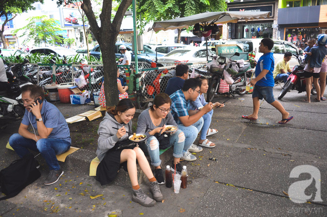 Chuyện về dì Sáu bán gỏi khô bò ở công viên Lê Văn Tám: 50 năm bán buôn, cứu cả gia đình thoát nghèo - Ảnh 2.