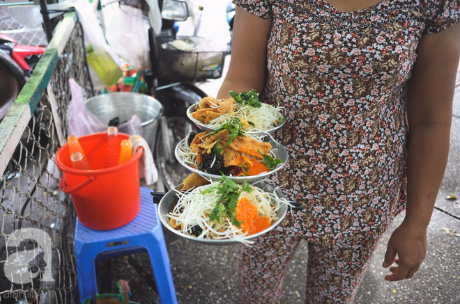 Chuyện về dì Sáu bán gỏi khô bò ở công viên Lê Văn Tám: 50 năm bán buôn, cứu cả gia đình thoát nghèo - Ảnh 7.