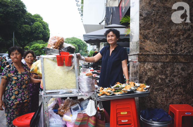 Chuyện về dì Sáu bán gỏi khô bò ở công viên Lê Văn Tám: 50 năm bán buôn, cứu cả gia đình thoát nghèo - Ảnh 6.