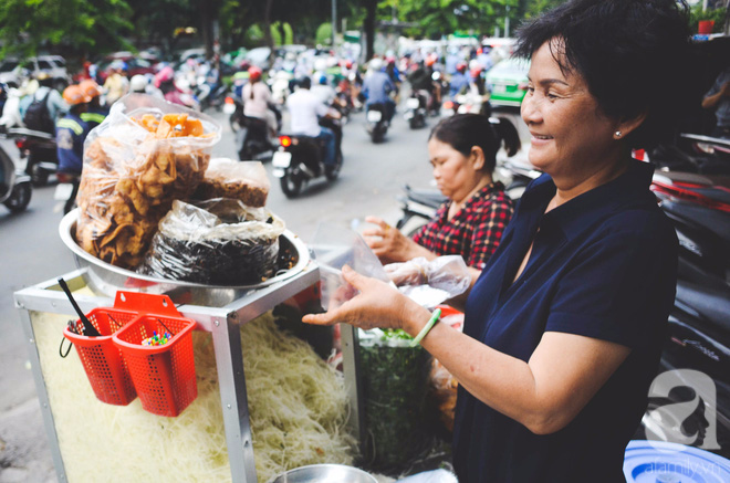 Chuyện về dì Sáu bán gỏi khô bò ở công viên Lê Văn Tám: 50 năm bán buôn, cứu cả gia đình thoát nghèo - Ảnh 1.