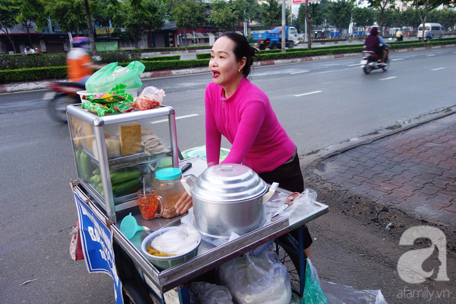 Chị bán bánh ướt lề đường dễ thương nhất Sài Gòn: Buồn hay vui cũng hết một ngày, thôi chọn vui cho sướng. - Ảnh 8.
