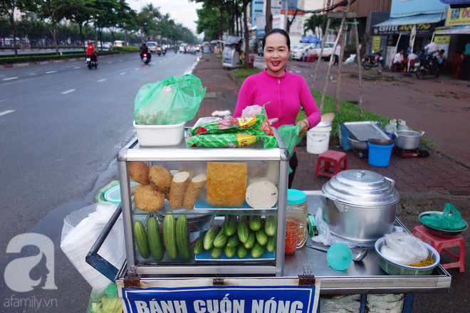 Chị bán bánh ướt lề đường dễ thương nhất Sài Gòn: Buồn hay vui cũng hết một ngày, thôi chọn vui cho sướng. - Ảnh 12.