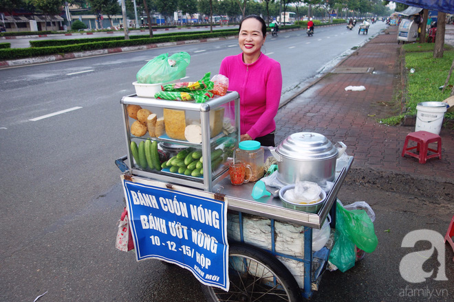 Chị bán bánh ướt lề đường dễ thương nhất Sài Gòn: Buồn hay vui cũng hết một ngày, thôi chọn vui cho sướng. - Ảnh 2.