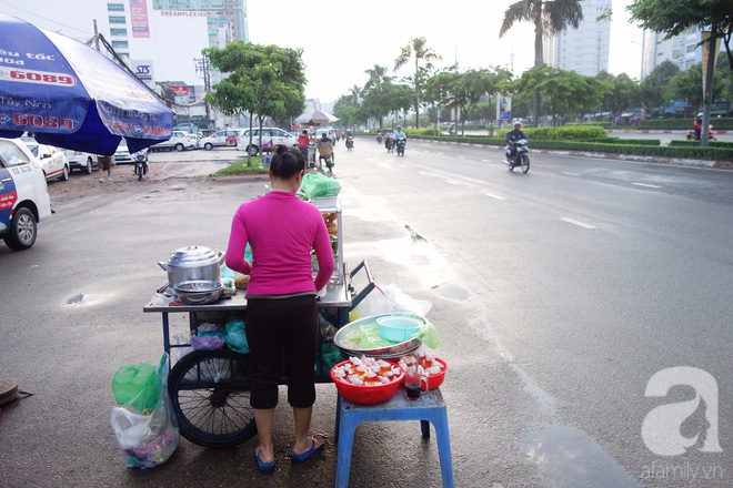 Chị bán bánh ướt lề đường dễ thương nhất Sài Gòn: Buồn hay vui cũng hết một ngày, thôi chọn vui cho sướng. - Ảnh 10.