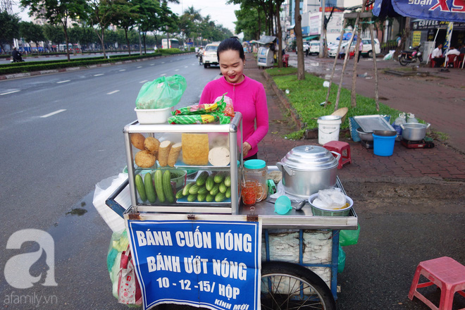 Chị bán bánh ướt lề đường dễ thương nhất Sài Gòn: Buồn hay vui cũng hết một ngày, thôi chọn vui cho sướng. - Ảnh 7.