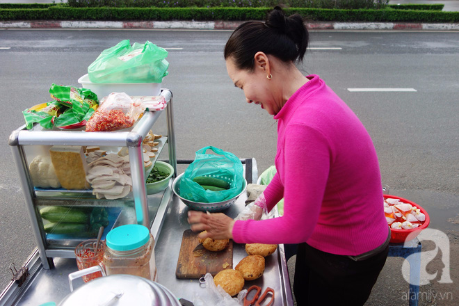 Chị bán bánh ướt lề đường dễ thương nhất Sài Gòn: Buồn hay vui cũng hết một ngày, thôi chọn vui cho sướng. - Ảnh 6.