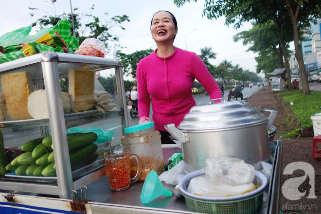 Chị bán bánh ướt lề đường dễ thương nhất Sài Gòn: Buồn hay vui cũng hết một ngày, thôi chọn vui cho sướng. - Ảnh 3.