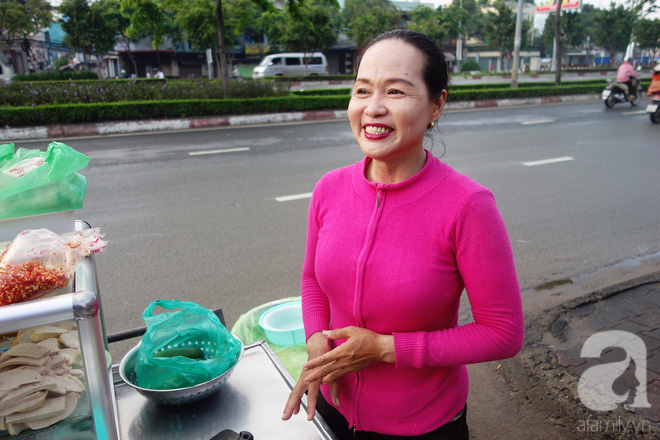 Chị bán bánh ướt lề đường dễ thương nhất Sài Gòn: Buồn hay vui cũng hết một ngày, thôi chọn vui cho sướng. - Ảnh 11.