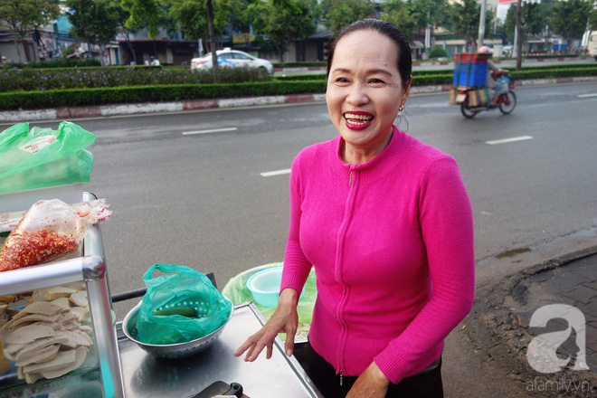Chị bán bánh ướt lề đường dễ thương nhất Sài Gòn: Buồn hay vui cũng hết một ngày, thôi chọn vui cho sướng. - Ảnh 1.