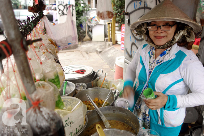 Chiều mát rượi đi ăn chè 22 món, nghe cô Lộc kể chuyện hơn 40 năm giữ xe chè chỉ để... trả ơn Sài Gòn - Ảnh 4.