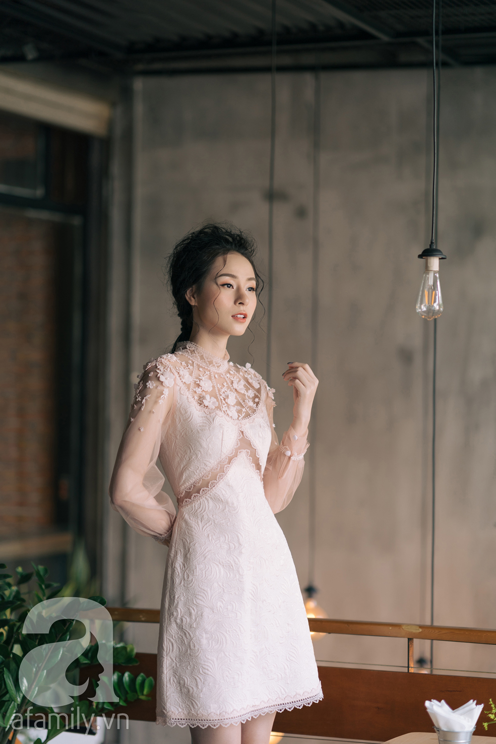 Chọn đồ ren thật chuẩn đi dự đám cưới để vừa thu hút, mà không nổi hơn cô dâu - Ảnh 1. Chọn đồ ren thật chuẩn đi dự đám cưới để vừa thu hút, mà không nổi hơn cô dâu - Ảnh 1.