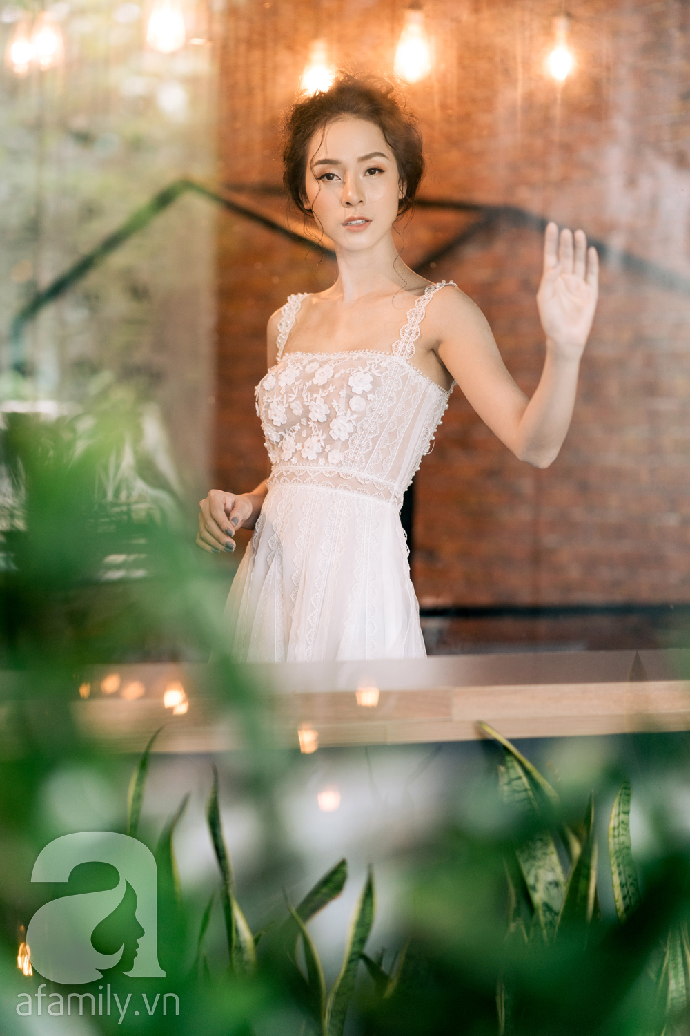 Chọn đồ ren thật chuẩn đi dự đám cưới để vừa thu hút, mà không nổi hơn cô dâu - Ảnh 16. Chọn đồ ren thật chuẩn đi dự đám cưới để vừa thu hút, mà không nổi hơn cô dâu - Ảnh 16.