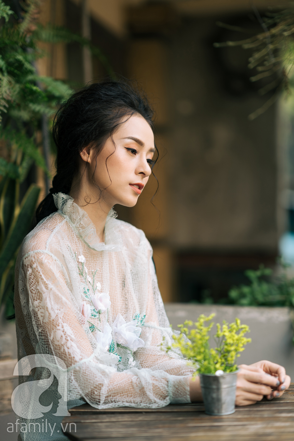 Chọn đồ ren thật chuẩn đi dự đám cưới để vừa thu hút, mà không nổi hơn cô dâu - Ảnh 20. Chọn đồ ren thật chuẩn đi dự đám cưới để vừa thu hút, mà không nổi hơn cô dâu - Ảnh 20.