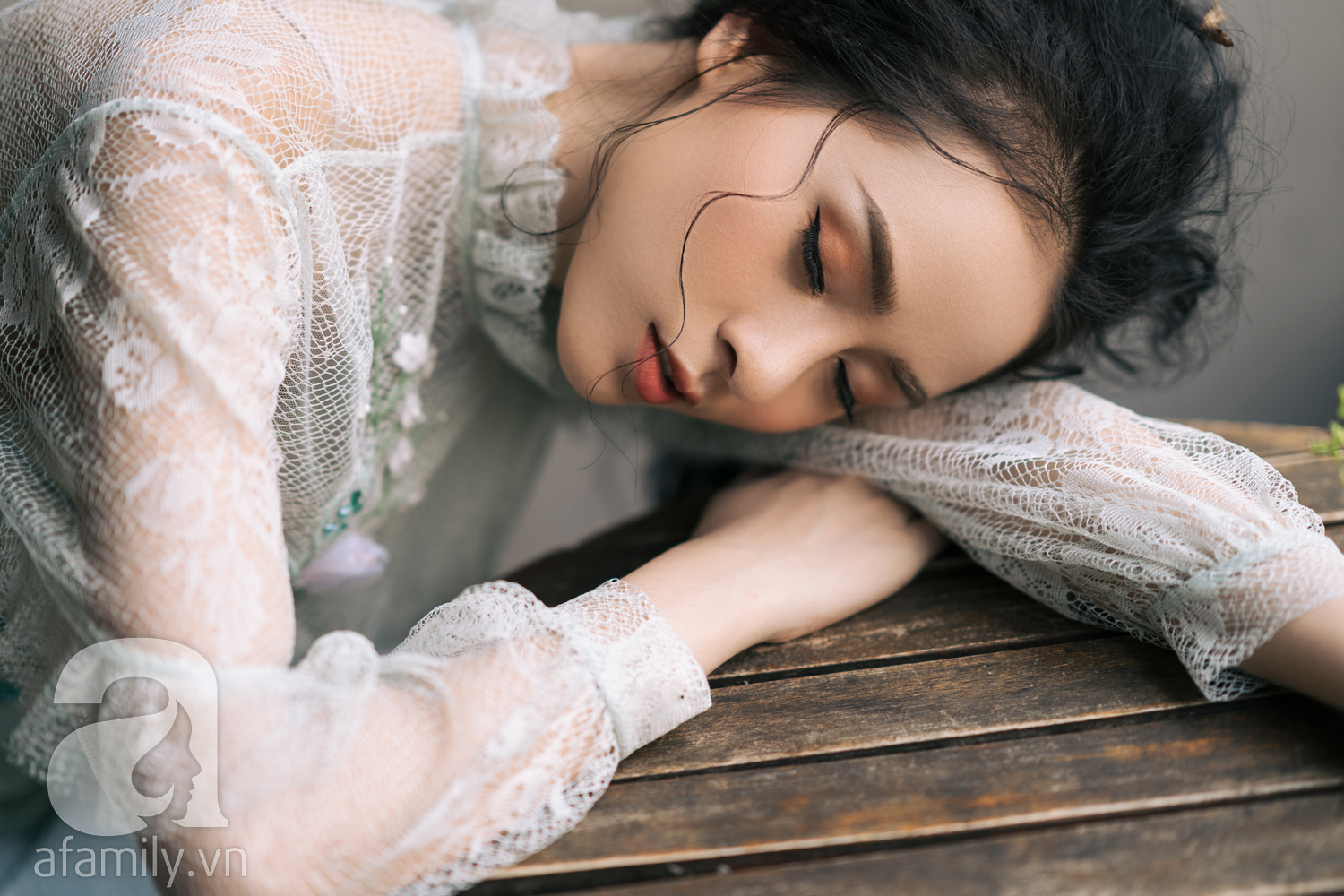 Chọn đồ ren thật chuẩn đi dự đám cưới để vừa thu hút, mà không nổi hơn cô dâu - Ảnh 23. Chọn đồ ren thật chuẩn đi dự đám cưới để vừa thu hút, mà không nổi hơn cô dâu - Ảnh 23.