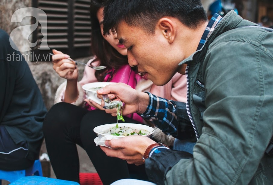 Dù phố xá có đổi thay thì hàng bánh đúc nóng phố Minh Khai 20 năm vẫn chỉ có 7.000đ/ bát - Ảnh 11. Dù phố xá có đổi thay thì hàng bánh đúc nóng phố Minh Khai 20 năm vẫn chỉ có 7.000đ/ bát - Ảnh 11.