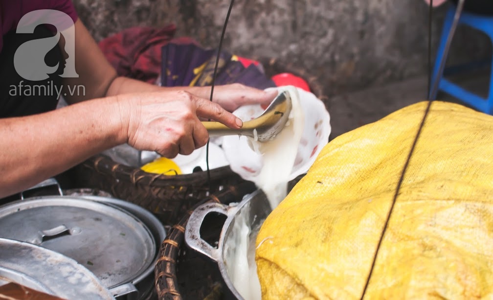 Dù phố xá có đổi thay thì hàng bánh đúc nóng phố Minh Khai 20 năm vẫn chỉ có 7.000đ/ bát - Ảnh 5. Dù phố xá có đổi thay thì hàng bánh đúc nóng phố Minh Khai 20 năm vẫn chỉ có 7.000đ/ bát - Ảnh 5.