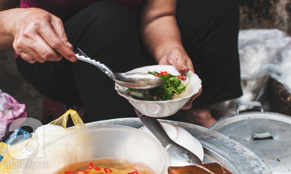 Dù phố xá có đổi thay thì hàng bánh đúc nóng phố Minh Khai 20 năm vẫn chỉ có 7.000đ/ bát - Ảnh 7. Dù phố xá có đổi thay thì hàng bánh đúc nóng phố Minh Khai 20 năm vẫn chỉ có 7.000đ/ bát - Ảnh 7.