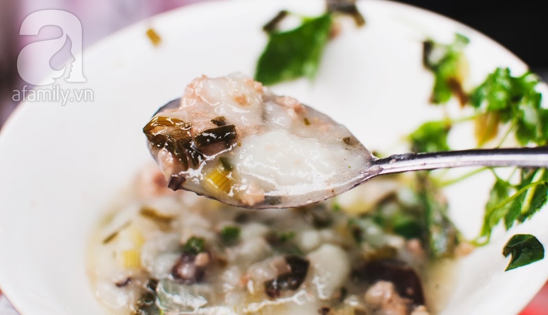 Dù phố xá có đổi thay thì hàng bánh đúc nóng phố Minh Khai 20 năm vẫn chỉ có 7.000đ/ bát - Ảnh 14. Dù phố xá có đổi thay thì hàng bánh đúc nóng phố Minh Khai 20 năm vẫn chỉ có 7.000đ/ bát - Ảnh 14.