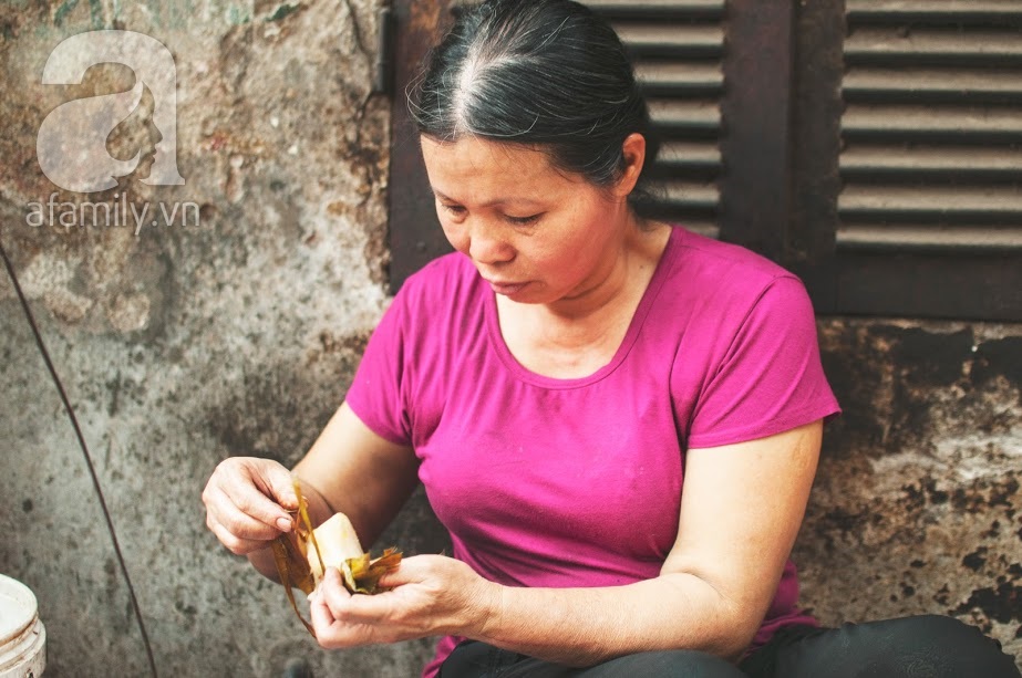 Dù phố xá có đổi thay thì hàng bánh đúc nóng phố Minh Khai 20 năm vẫn chỉ có 7.000đ/ bát - Ảnh 3. Dù phố xá có đổi thay thì hàng bánh đúc nóng phố Minh Khai 20 năm vẫn chỉ có 7.000đ/ bát - Ảnh 3.