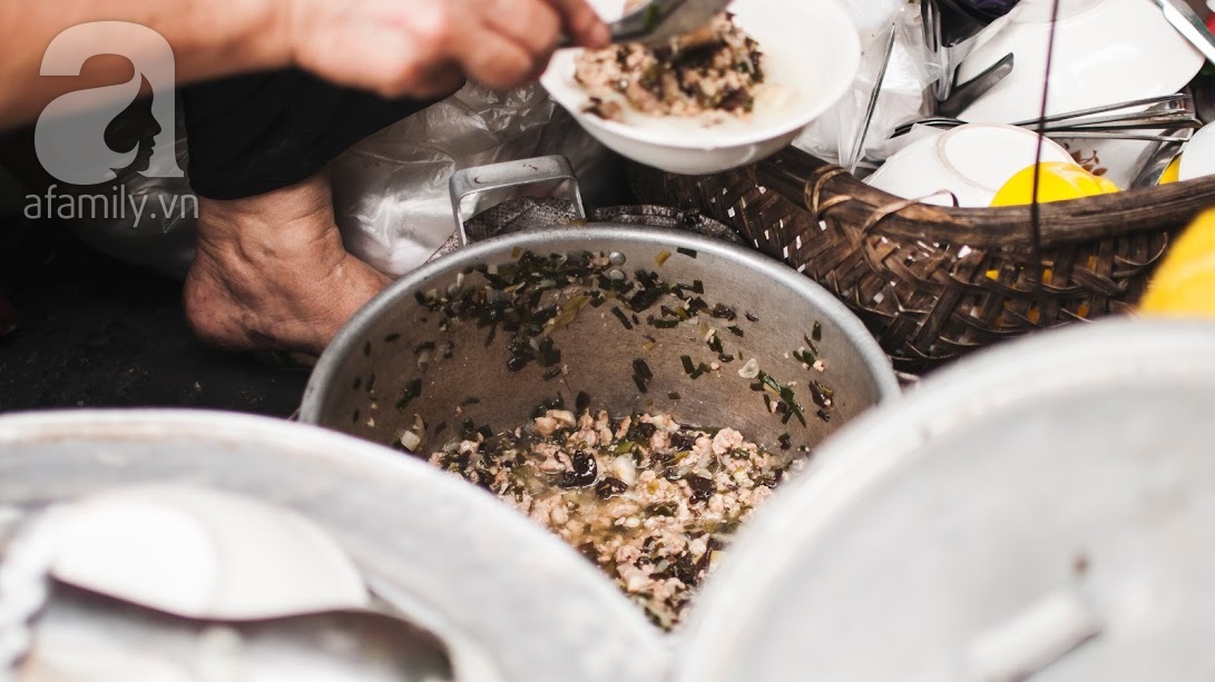 Dù phố xá có đổi thay thì hàng bánh đúc nóng phố Minh Khai 20 năm vẫn chỉ có 7.000đ/ bát - Ảnh 6. Dù phố xá có đổi thay thì hàng bánh đúc nóng phố Minh Khai 20 năm vẫn chỉ có 7.000đ/ bát - Ảnh 6.