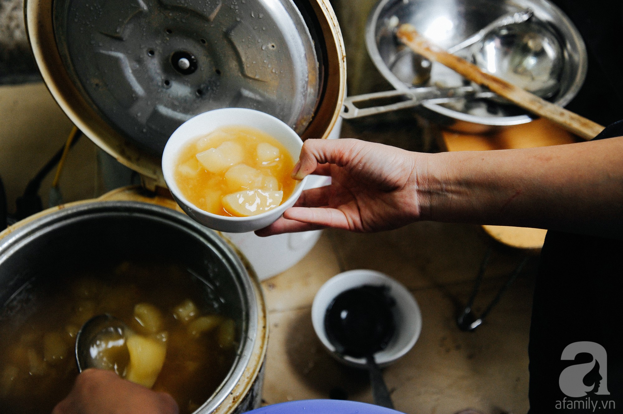 4 món ăn ngon nức tiếng từ củ sắn, chỉ 10 ngàn đồng là dư sức xua đi giá lạnh mùa đông - Ảnh 8. 4 món ăn ngon nức tiếng từ củ sắn, chỉ 10 ngàn đồng là dư sức xua đi giá lạnh mùa đông - Ảnh 8.