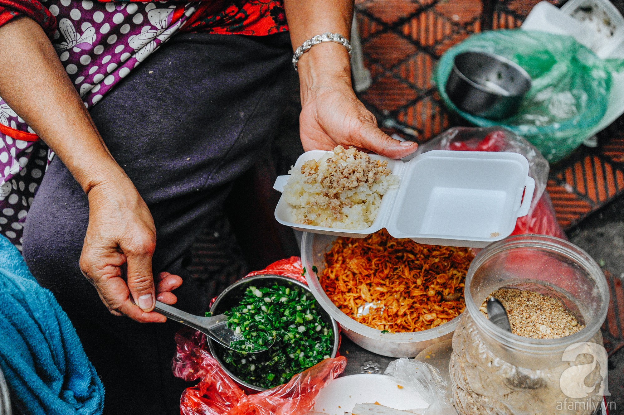 4 món ăn ngon nức tiếng từ củ sắn, chỉ 10 ngàn đồng là dư sức xua đi giá lạnh mùa đông - Ảnh 5. 4 món ăn ngon nức tiếng từ củ sắn, chỉ 10 ngàn đồng là dư sức xua đi giá lạnh mùa đông - Ảnh 5.