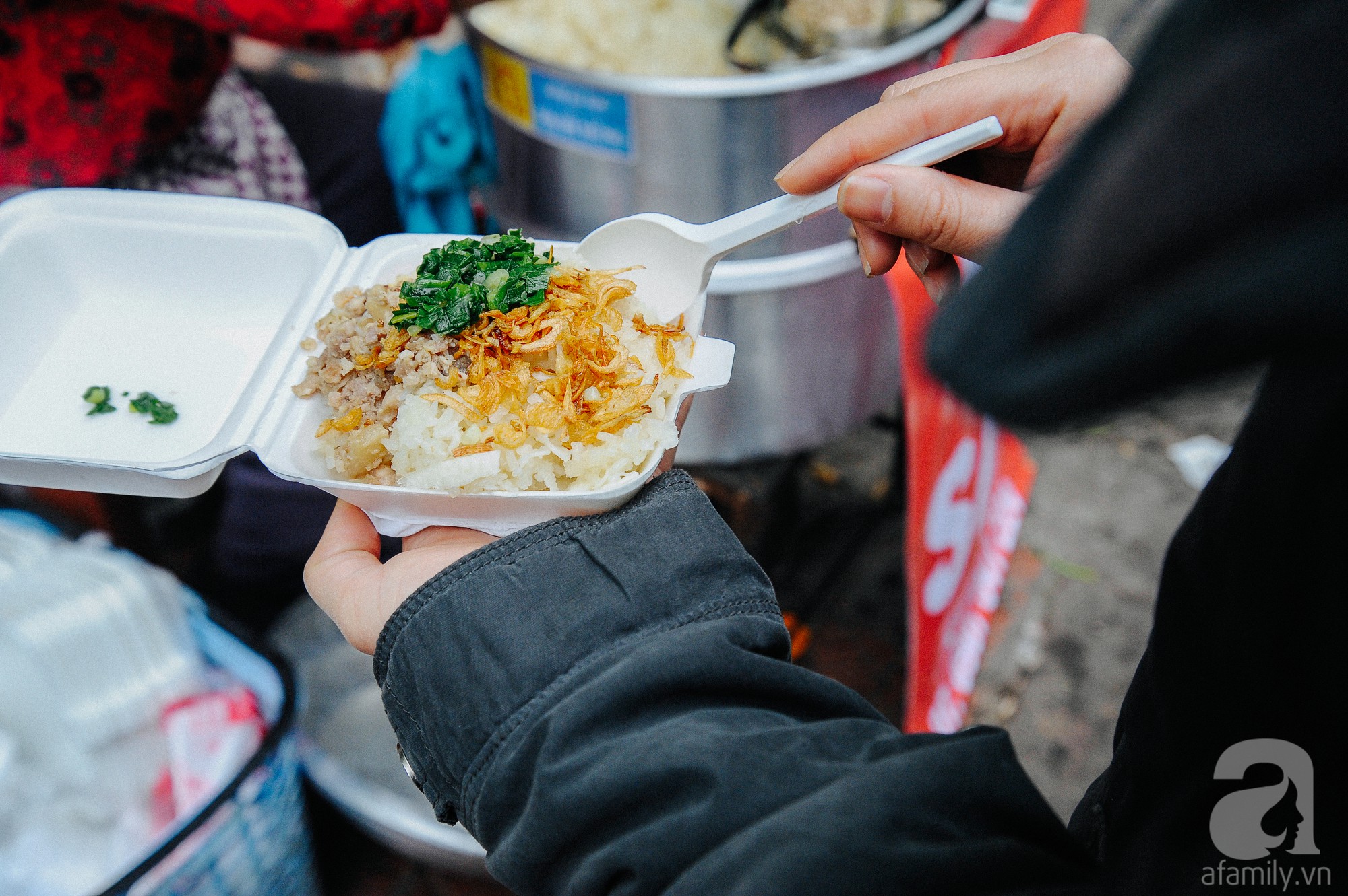 4 món ăn ngon nức tiếng từ củ sắn, chỉ 10 ngàn đồng là dư sức xua đi giá lạnh mùa đông - Ảnh 6. 4 món ăn ngon nức tiếng từ củ sắn, chỉ 10 ngàn đồng là dư sức xua đi giá lạnh mùa đông - Ảnh 6.