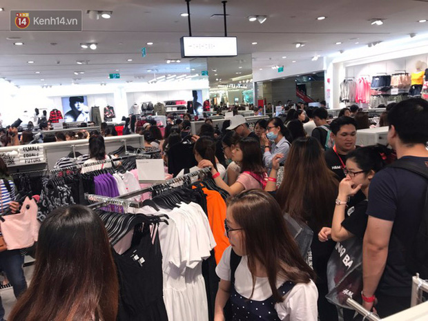 H&M Việt Nam đã chính thức mở cửa đón khách, đông tới nỗi bên ngoài kẹt cứng, bên trong loạn lạc - Ảnh 28.