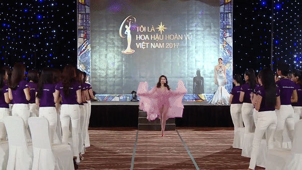Thí sinh HHHV Việt Nam 2017 còn đeo cánh thiên thần trình diễn catwalk hệt như Victoria s Secret - Ảnh 2.