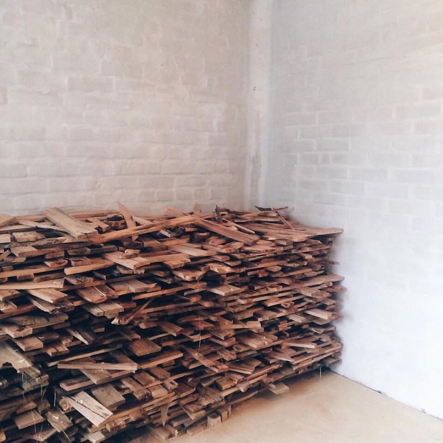 Nhặt cả đống gỗ vụn về cho bẩn nhà nhưng thứ anh chàng này làm được khiến ai cũng há hốc miệng - Ảnh 1. Nhặt cả đống gỗ vụn về cho bẩn nhà nhưng thứ anh chàng này làm được khiến ai cũng há hốc miệng - Ảnh 1.