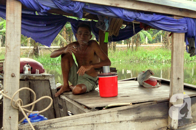 Chợ hoa kiểng bên sông rộn ràng, đẹp rực rỡ trên những chiếc ghe ngày giáp Tết - Ảnh 4.