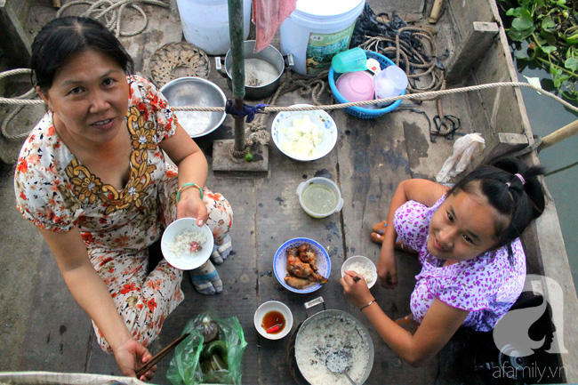 Chợ hoa kiểng bên sông rộn ràng, đẹp rực rỡ trên những chiếc ghe ngày giáp Tết - Ảnh 10.