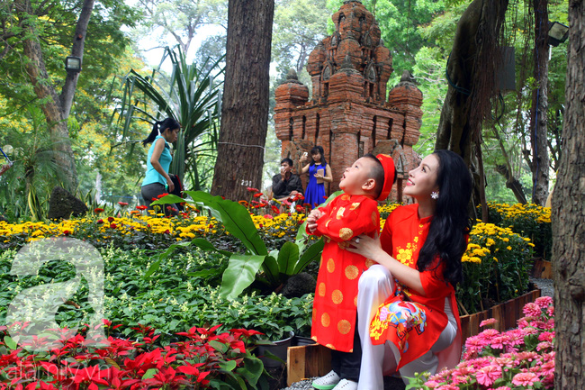 Chị em Sài xinh đẹp trong tà áo dài, xúng xính đi trẩy hội hoa xuân - Ảnh 17.