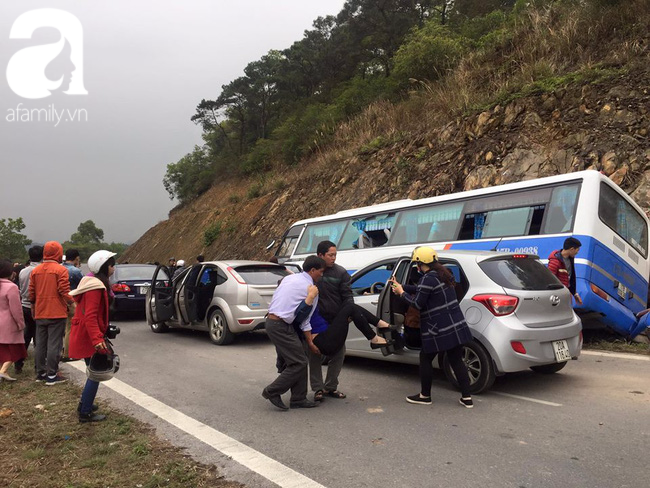Xe khách chở hơn 30 người đi tham quan lao vào vách núi khi đang đổ đèo, nhiều người bị thương - Ảnh 1.