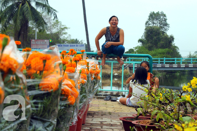 Chợ hoa kiểng bên sông rộn ràng, đẹp rực rỡ trên những chiếc ghe ngày giáp Tết - Ảnh 7.