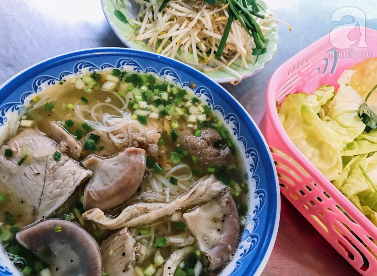 Ngày rả rích mưa, đừng quên ghé quán hủ tiếu Nam Vang của người con gái Campuchia 45 năm gắn bó với Sài Gòn - Ảnh 2. Ngày rả rích mưa, đừng quên ghé quán hủ tiếu Nam Vang của người con gái Campuchia 45 năm gắn bó với Sài Gòn - Ảnh 2.