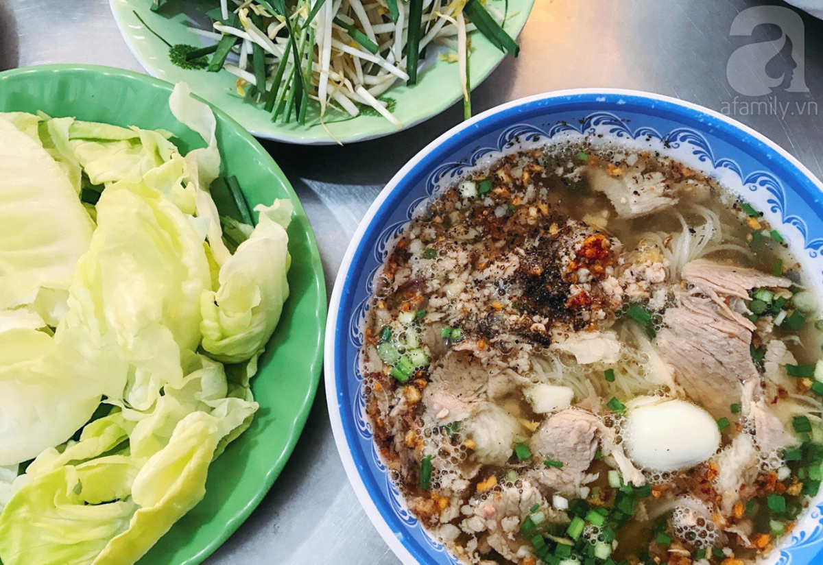 Ngày rả rích mưa, đừng quên ghé quán hủ tiếu Nam Vang của người con gái Campuchia 45 năm gắn bó với Sài Gòn - Ảnh 14. Ngày rả rích mưa, đừng quên ghé quán hủ tiếu Nam Vang của người con gái Campuchia 45 năm gắn bó với Sài Gòn - Ảnh 14.