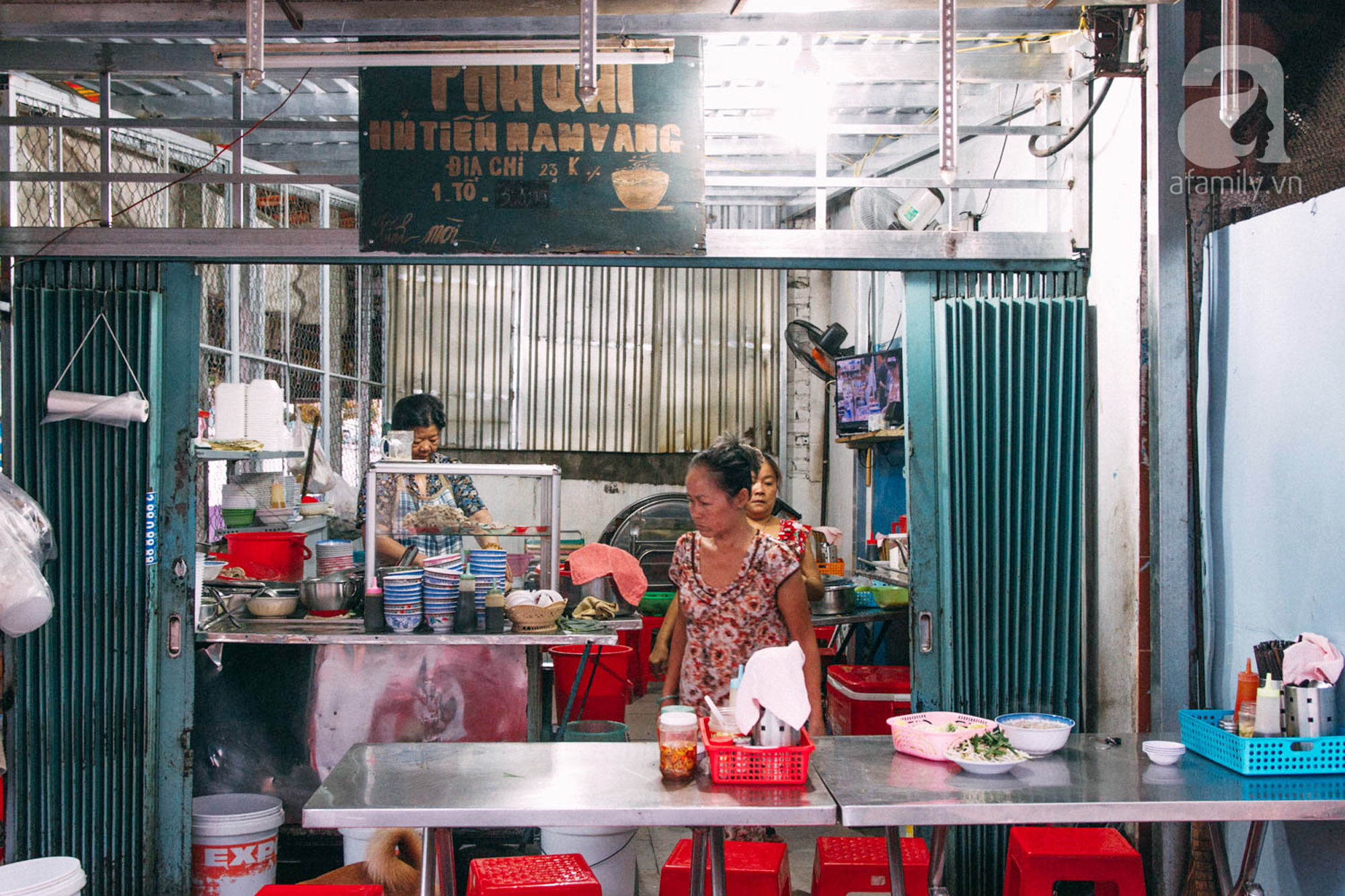 Ngày rả rích mưa, đừng quên ghé quán hủ tiếu Nam Vang của người con gái Campuchia 45 năm gắn bó với Sài Gòn - Ảnh 4. Ngày rả rích mưa, đừng quên ghé quán hủ tiếu Nam Vang của người con gái Campuchia 45 năm gắn bó với Sài Gòn - Ảnh 4.