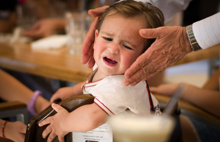 Bí kíp bỏ túi cho bố mẹ để đối phó khi trẻ mè nheo nơi công cộng - Ảnh 1. Bí kíp bỏ túi cho bố mẹ để đối phó khi trẻ mè nheo nơi công cộng - Ảnh 1.