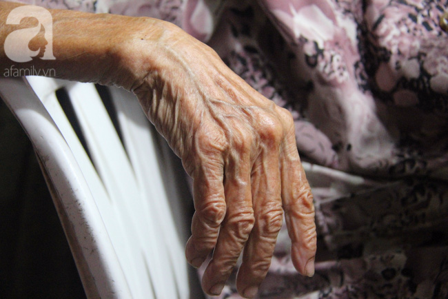 Có 8 con nhưng vẫn neo đơn, cụ bà 88 tuổi ôm xe bánh mì, ngủ lề đường giữa Sài Gòn hoa lệ - Ảnh 7.