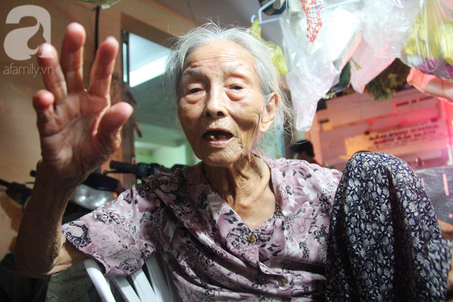 Có 8 con nhưng vẫn neo đơn, cụ bà 88 tuổi ôm xe bánh mì, ngủ lề đường giữa Sài Gòn hoa lệ - Ảnh 6.