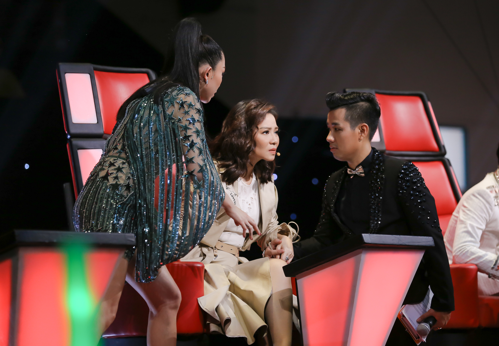 Nguyên Khang hài hước bày cho Tóc Tiên kêu gọi bình chọn ở The Voice  - Ảnh 5. Nguyên Khang hài hước bày cho Tóc Tiên kêu gọi bình chọn ở The Voice  - Ảnh 5.