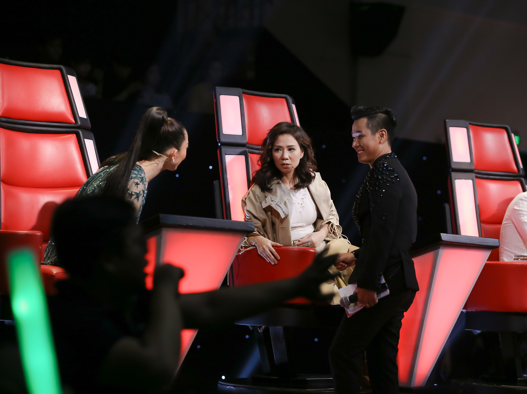 Nguyên Khang hài hước bày cho Tóc Tiên kêu gọi bình chọn ở The Voice  - Ảnh 6. Nguyên Khang hài hước bày cho Tóc Tiên kêu gọi bình chọn ở The Voice  - Ảnh 6.
