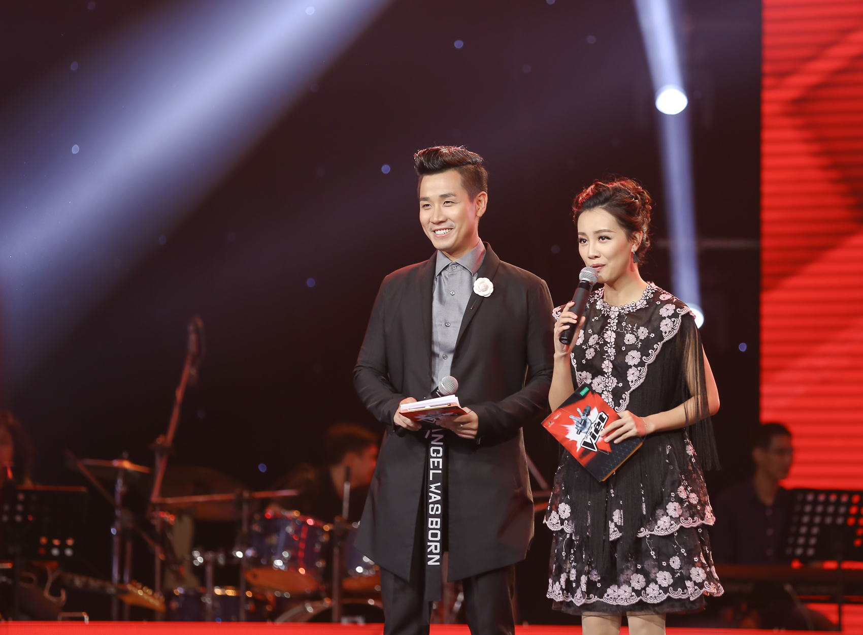 Nguyên Khang hài hước bày cho Tóc Tiên kêu gọi bình chọn ở The Voice  - Ảnh 4. Nguyên Khang hài hước bày cho Tóc Tiên kêu gọi bình chọn ở The Voice  - Ảnh 4.