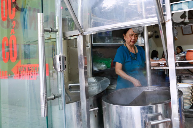 Ghé con ngõ nhỏ ăn bát bún ốc cổ 30 ngàn của người phụ nữ từng là con gái ông chủ nhà hàng Thủy Tạ - Ảnh 1.