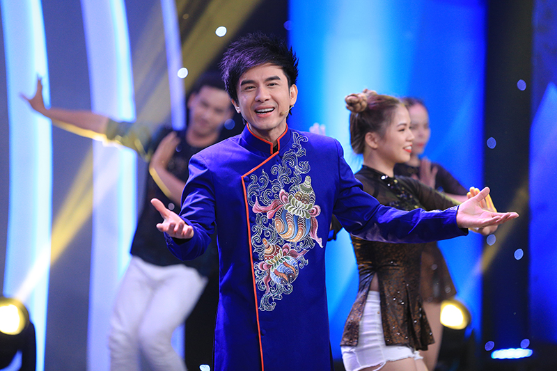 Á hậu Hoàng Oanh giản dị áo bà ba, tình tứ hát dân ca với Chí Tài - Ảnh 13. Á hậu Hoàng Oanh giản dị áo bà ba, tình tứ hát dân ca với Chí Tài - Ảnh 13.
