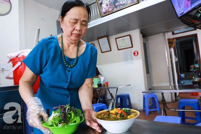 Ngày thảnh thơi, tạt vào ngõ nhỏ ăn bún ốc cổ, nghe chủ quán kể chuyện suýt... đẻ rơi vì mải gánh rong  - Ảnh 8.